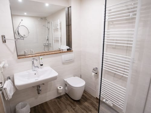 Modernes Badezimmer mit Duschkabine, Waschbecken und Toilette
