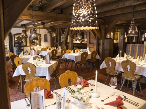Gemütliches bayerisches Restaurantinterieur mit traditionellen Holzmöbeln