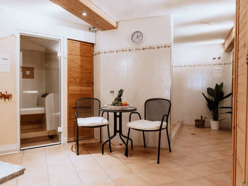 Entspannungsraum mit Sauna, Tisch und Stühlen.