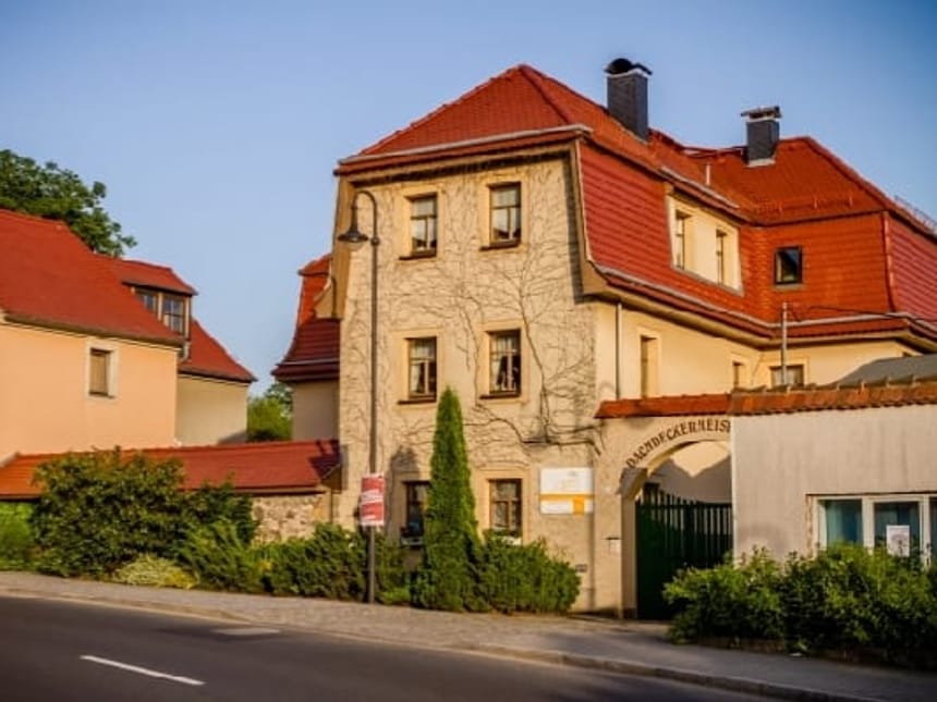 Hausansicht bei Sonnenschein