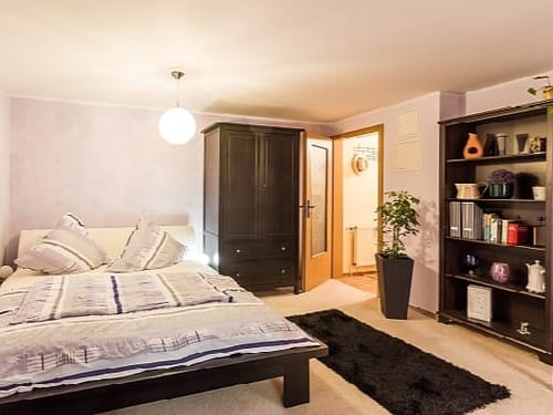 freundlich und hell eingerichtetes Doppelzimmer mit Doppelbett, Kleider und Wandschrank