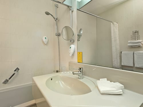 Bad mit Wanne, Kosmetikspiegel, Wandspiegel und Waschtisch