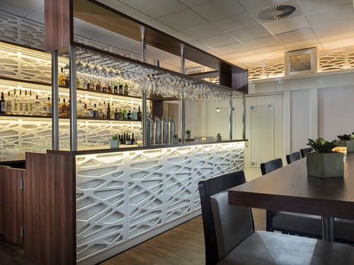 Bar mit Sitzmöglichkeiten