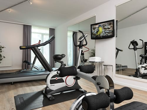 Fitnessraum mit Kardiogeräten