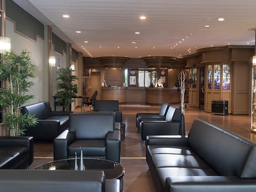 Lobby mit Loungemöbeln und Rezeption