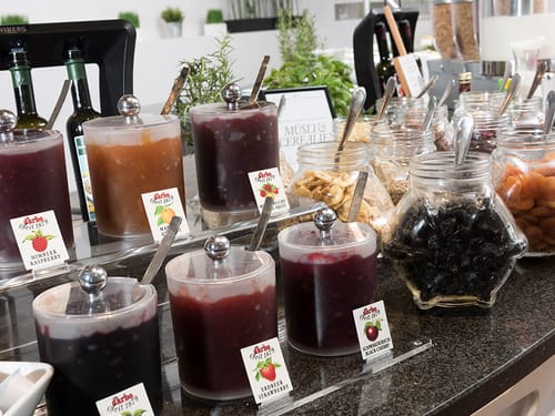 Speisenbuffet mit verschiedenen Marmeladen und Trockenfrüchten