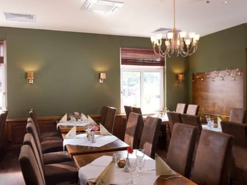 Gemütliches Restaurant mit eingedeckten Tischen