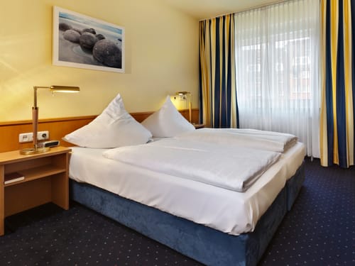 Geräumiges Zimmer mit Tisch und Stühlen
