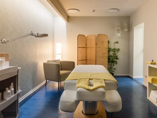 Gemütlicher Raum für Massage und Wellness mit Behandlungsliege
