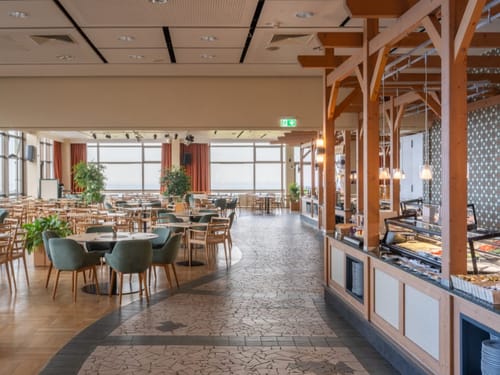 Gemütliches Restaurant mit modernem Interieur und großen Fenstern