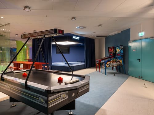 Freizeitspielraum mit Airhockey-Tisch und Flipperautomaten