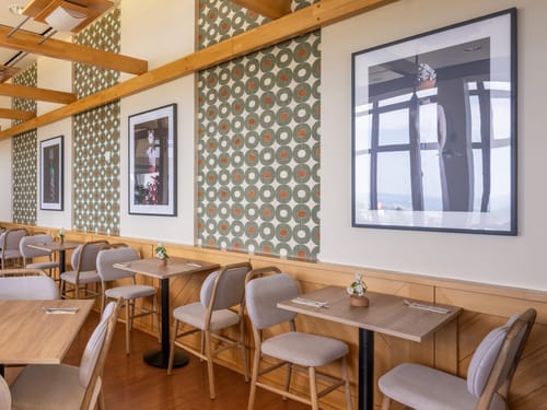 Gemütliches Café mit stilvoller Wanddekoration und eleganten Holzmöbeln