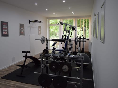 Kleiner Fitnessraum mit ein paar Gerätem