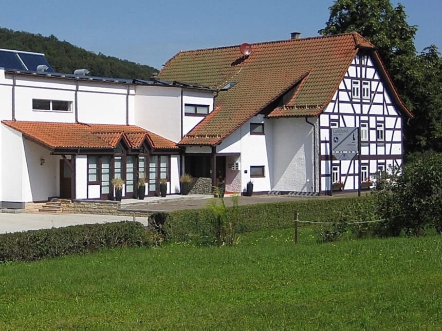 Vorderseite Hotel bei Sonnenschein