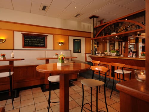 Hotel Bar mit Stehtischen und Barhockern