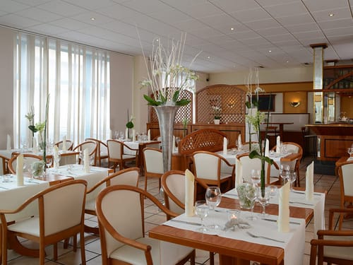 Hotel Restaurant mit festlich gedeckten Tischen