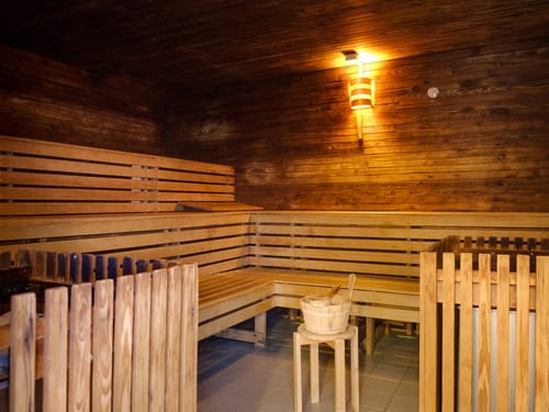 Traditionelle Holzsauna mit Eimer und Schöpfkelle