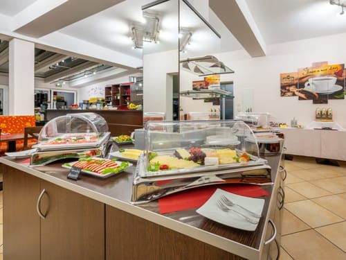 Angerichtete Speisen am Buffet