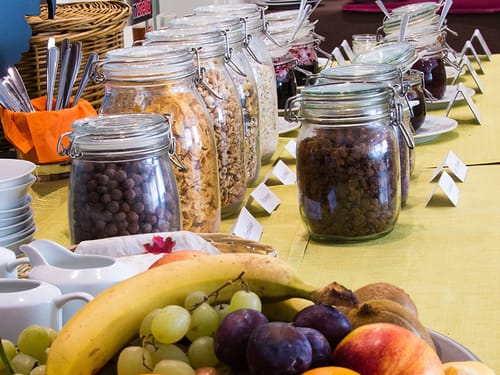 Frühstücksbuffet mit verschiedenen Müslisorten