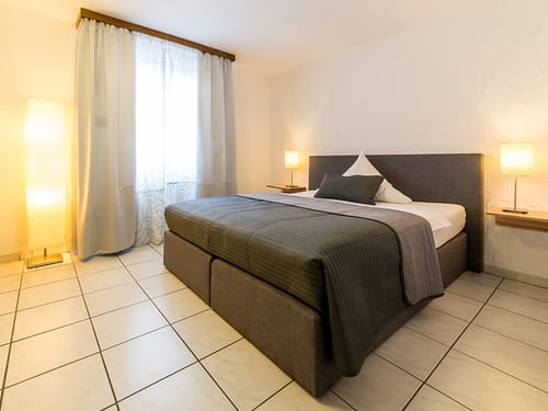 modernes Zimmer mit Boxspringbett