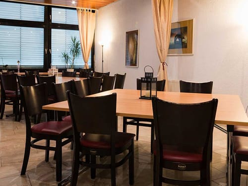 verschiedene Tischgruppen im Hotelrestaurant