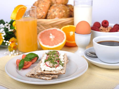 Gedeckter Frühstückstisch