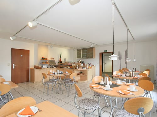 Frühstücksraum mit gedeckten Tischen