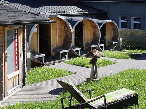 Saunapark mit Außensauna und Liegestühlen
