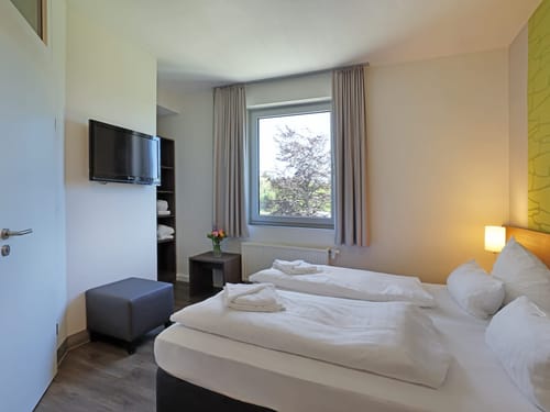 Kleines,modernes Doppelzimmer mit TV