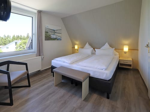 Zimmer mit TV und einem Stuhl