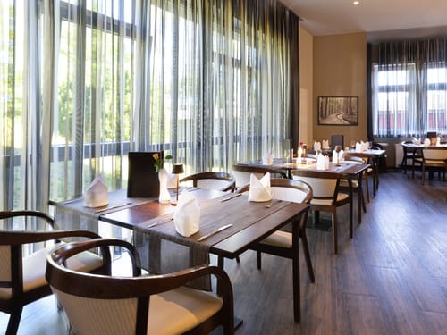 Restaurant mit modernem Ambiente und eingedeckten Tischen