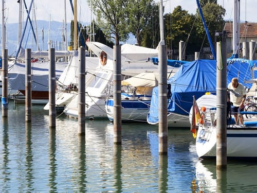 verschieden Boote am Hafen in Lindau