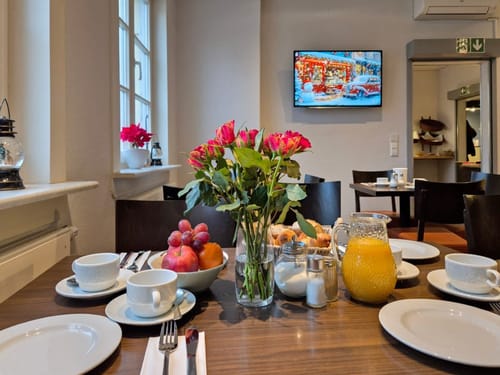 Hotelfrühstück – Einladend gedeckter Tisch mit frischen Zutaten