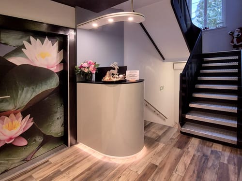 Rezeption und Treppenaufgang in der Lobby