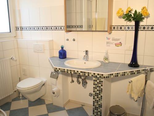Bad mit Waschtisch, WC und Wandspiegel