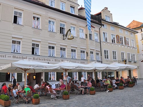Aussen Terrasse vor dem Hotel