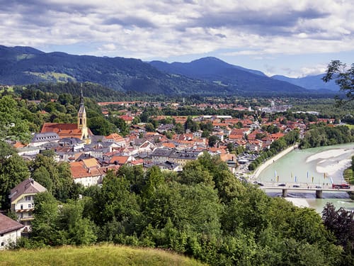 Fluss Isar und Blick auf Bad Tölz