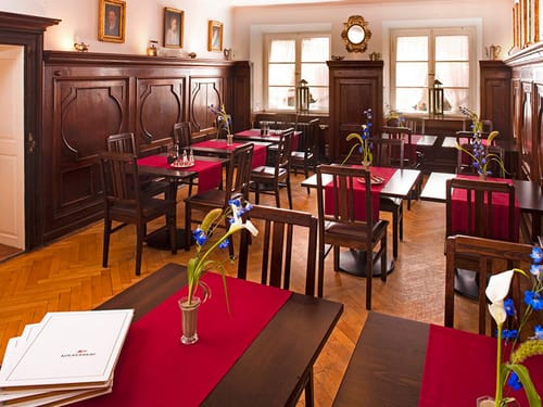 Kolberbräu Gasthaus mit dunklen Holzmöbeln und roten Tischdecken