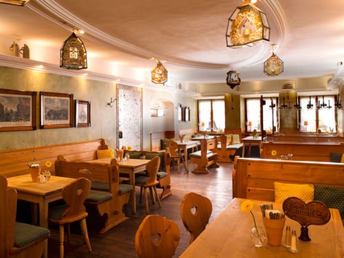 rustikale Stubn Gasthaus mit verschiedenen Sitzbereichen