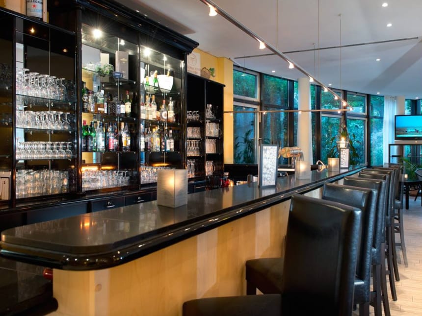 Bar mit einigen Sitzmöglichkeiten und einem TV