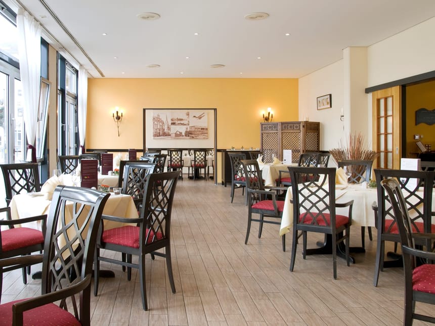 Frühstücksrestaurant mit vielen Sitzplätzen