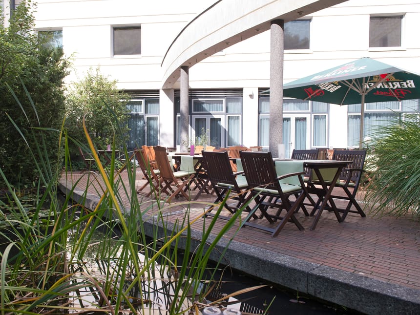 Gemütliche Terrasse mit Tischen und Stühlen
