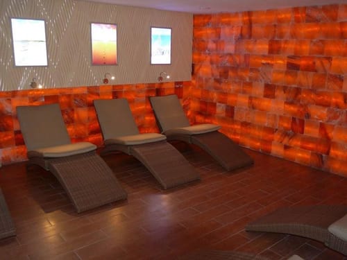 Relaxliegen in der Salzgrotte