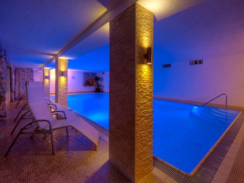 Abendstimmung am Indoor Pool