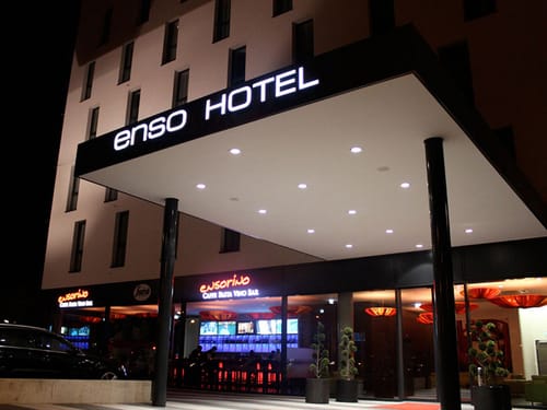 Hotel von Außen am Abend