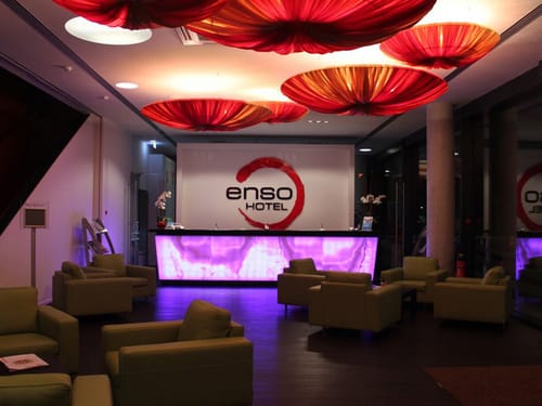 Lobby und Empfang mit pinkfarbender Rezeption und Loungemöbeln