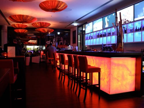 Restaurant und Bar modern gestaltet