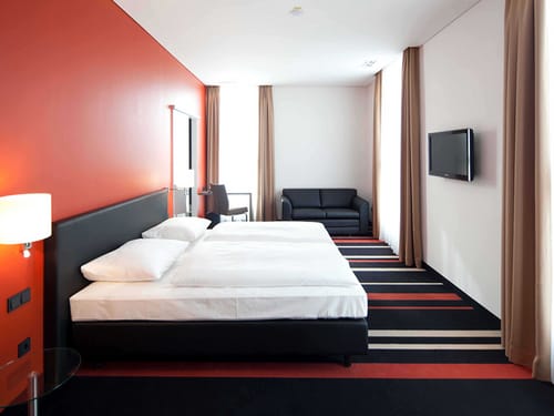 Standard Doppelzimmer mit Doppelbett 2er Couch und Sessel