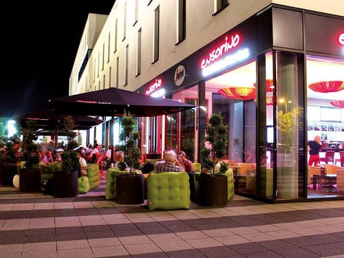 Terrasse vor dem Hotel mit verschiedenen Sitzgelegenheiten