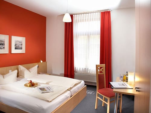 Doppelzimmer Standard mit Doppelbett, Schreibtisch und Stuhl